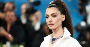 Anne Hathaway suýt mù mắt trái suốt 10 năm – Câu chuyện khiến fan sửng sốt